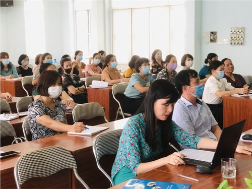 Tham dự Hội nghị tổng kết triển khai thực hiện chương trình SGK lớp 1 trực tuyến điểm cầu Gia Lâm tại hội trường Phòng GD&ĐT